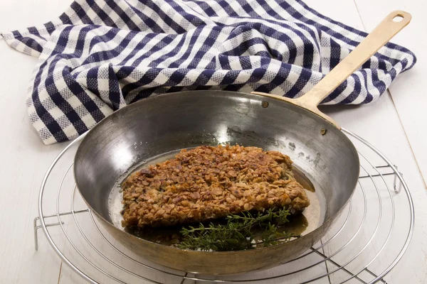 Grilled scottish kipper coated with oatmeal and thyme in a pan — Stock Photo, Image