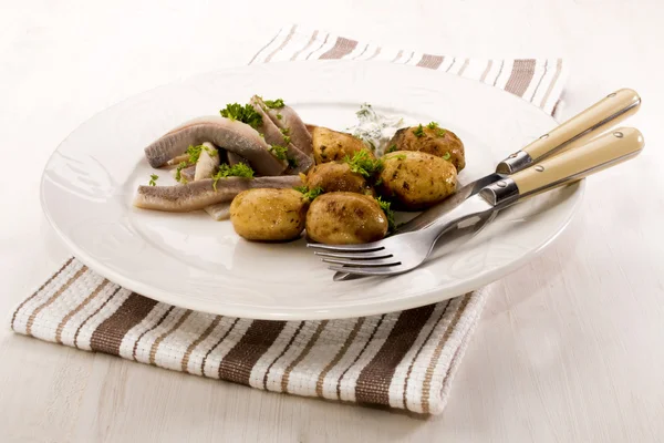 Boiled baby potatoes with herring stripes and herb cottage chees — Stock Photo, Image