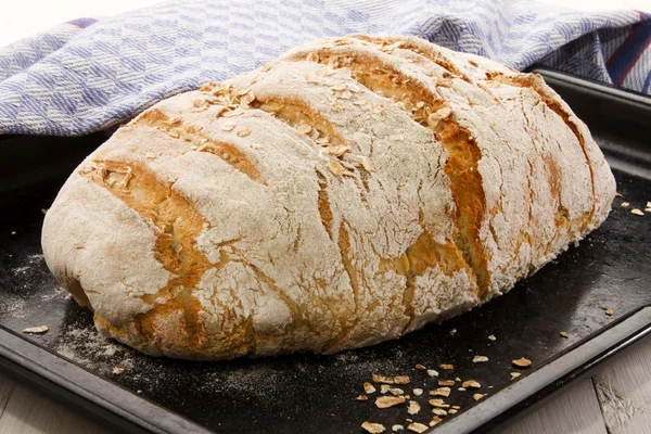 Land huisstijl gebakken brood met havermout — Stockfoto