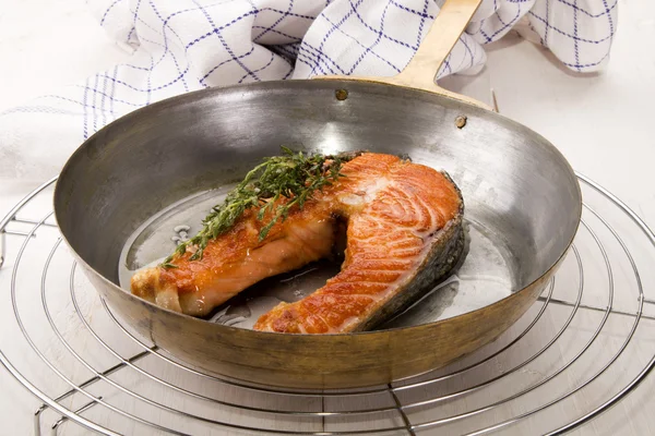 Смажений стейк зі шотландського лосося і чебрець на латунній сковороді — стокове фото