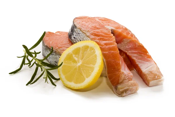 Filete de salmón escocés con rodajas de limón y romero —  Fotos de Stock