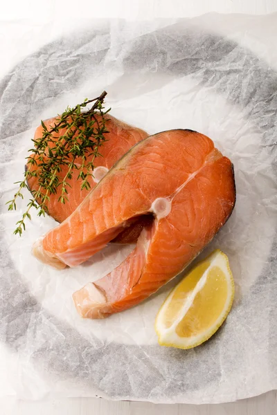 Bistecca di salmone scozzese con limone e timo — Foto Stock