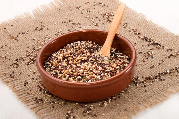 Quinoa blanc, rouge et noir dans un bol en faïence marron — Photo