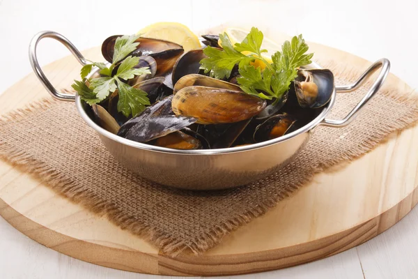 Cooked scottish mussels with parsley and lemon — Stock Photo, Image