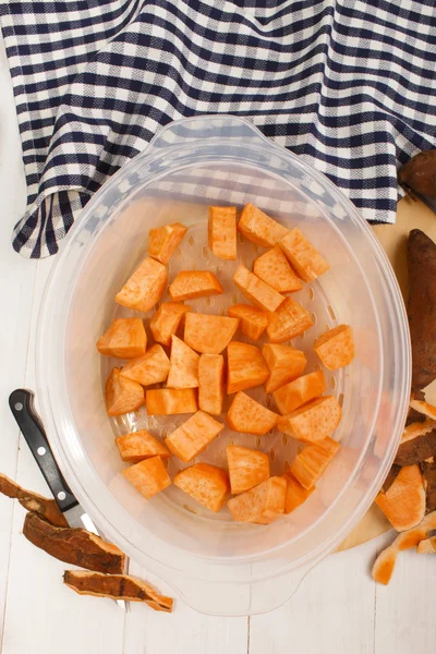 Peeled sweet potatoes in a food steamer — Stock Photo, Image