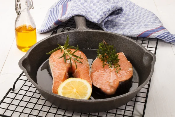 Bistecca di salmone crudo in una padella di ghisa — Foto Stock