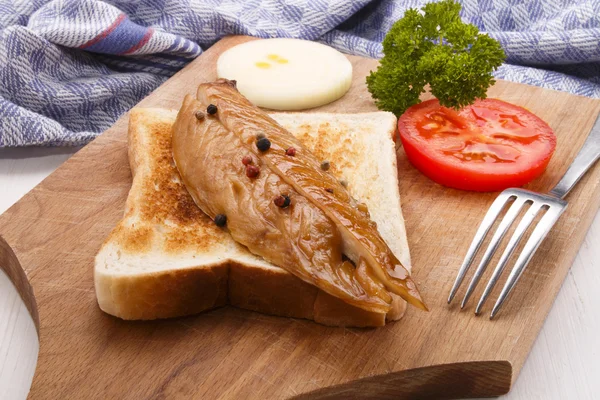 Scottish breakfast with smoked mackerel and sliced bread — Stock Photo, Image