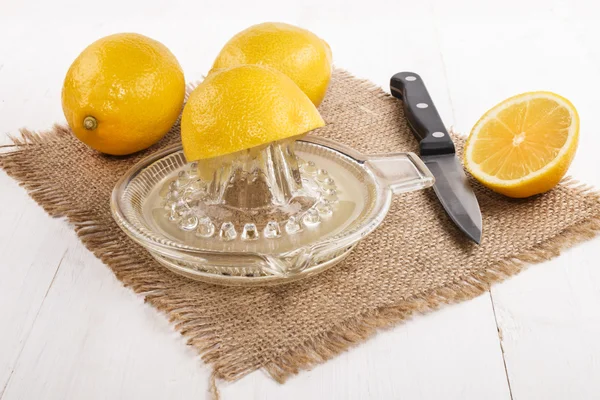 Old glass lemon squeezer with fresh healthy, sour juice — Stock Photo, Image