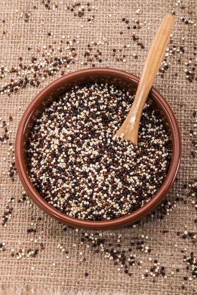 Klei kom met witte, zwarte en rode quinoa — Stockfoto