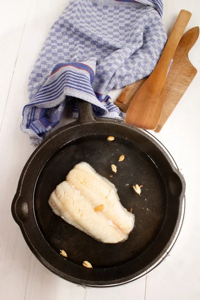 Haddock is cooked with cardamom in a cast iron pan — Stock Photo, Image