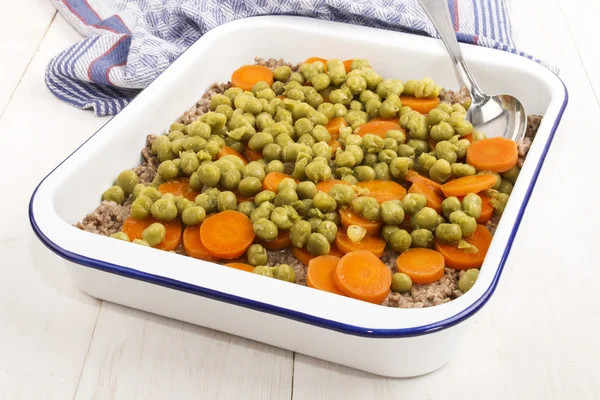 Voorbereiding van een Iers voedsel, shepherd's pie in baksel geëmailleerde ro — Stockfoto