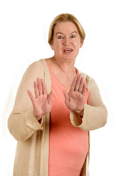Femme blonde avec les mains levées dans une attitude défensive — Photo