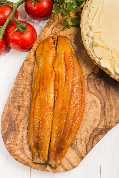Filete de arenque ahumado, rebanada de pan con mantequilla, tomates y pa — Foto de Stock