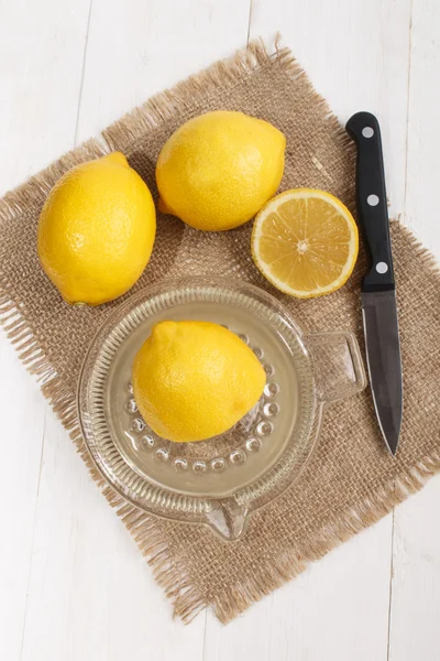 Squeeze citronsaft i en glas citron squeezer — Stockfoto