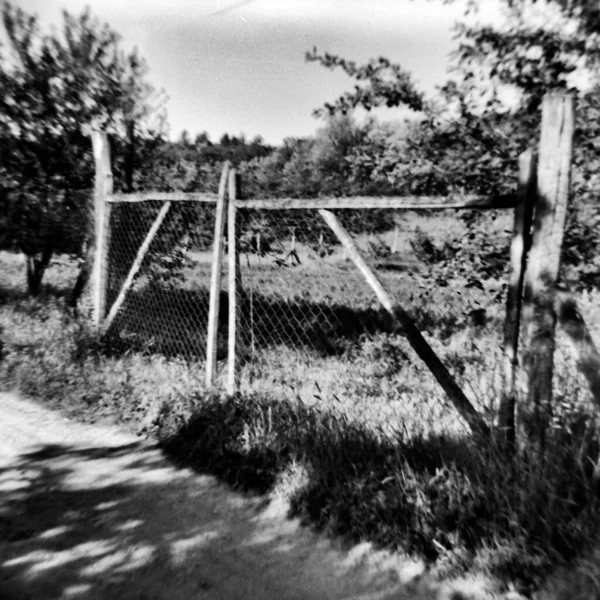 Entrada Para Campo Com Fio Portão Madeira Esta Foto Preto — Fotografia de Stock