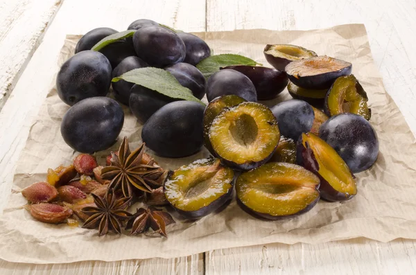 Cut plums and star anise — Stock Photo, Image