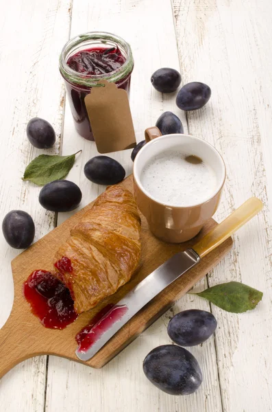 Ontbijt met croissant en café au lait — Stockfoto