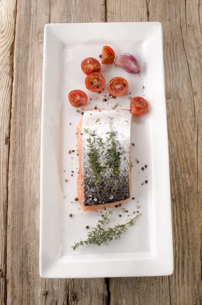 Filé de salmão com tomilho em um prato — Fotografia de Stock
