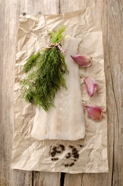Filé de bacalhau fresco sobre papel de cozinha — Fotografia de Stock