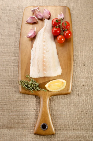 在木板上生银鳕鱼 — 图库照片