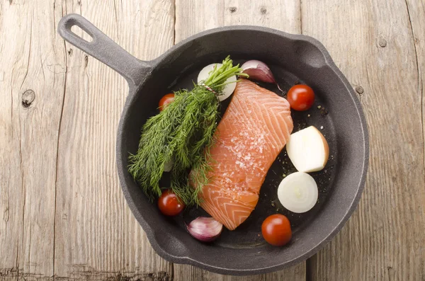 Salmon fillet in a cast iron pan — Stock Photo, Image