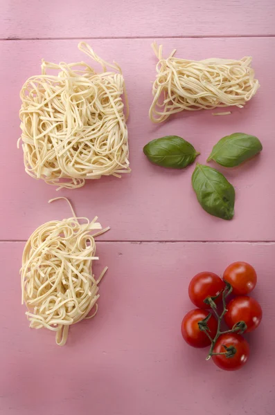 ピンクの木の上生麺 — ストック写真