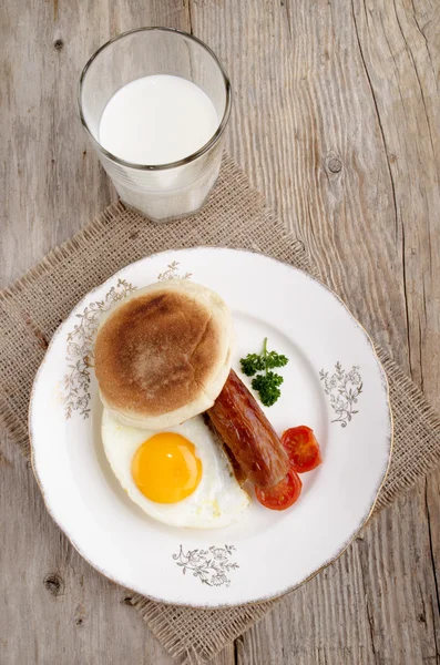 Sosis ve bir tabak kızarmış yumurta — Stok fotoğraf