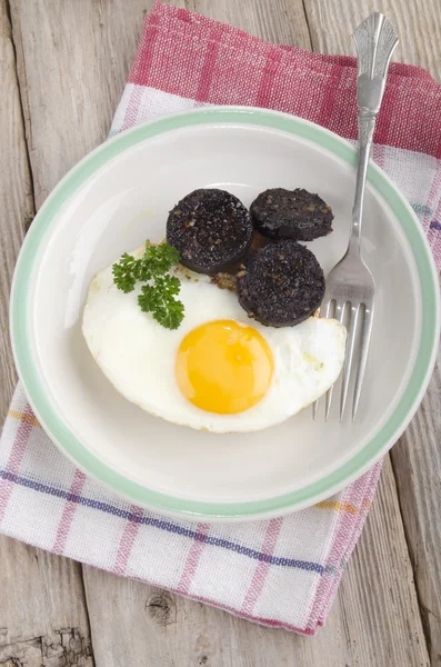 Pudim preto e ovo frito — Fotografia de Stock