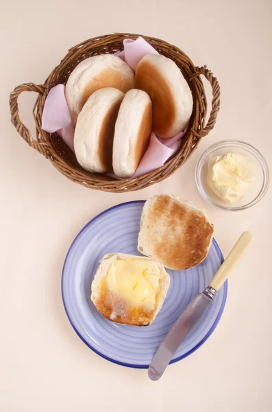 Petit déjeuner britannique muffin au beurre — Photo