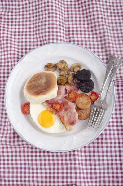 Brittisk frukost muffin på en tallrikプレート上のイギリスの朝食マフィン — Stockfoto