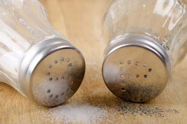 Sól i pieprz shakers na drewno — Zdjęcie stockowe