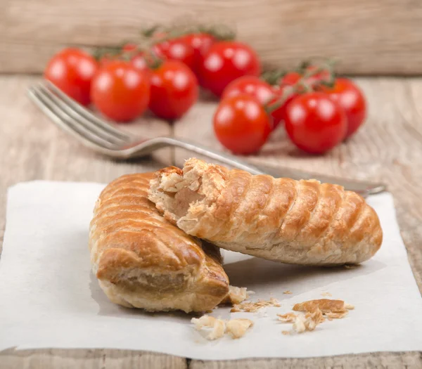 Rolos de salsicha de porco embrulhados em pastelaria — Fotografia de Stock