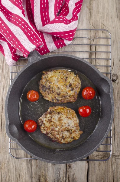 Black pudding boxty in een pan — Stockfoto