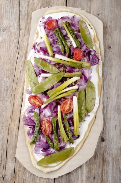 Vegetarische tarte flambee op papier — Stockfoto