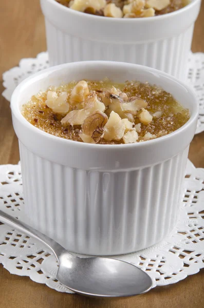 Crème brulee met gebroken walnoot — Stockfoto