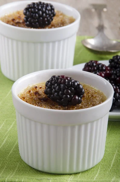 Crème brulee met bramen in een kleine kom — Stockfoto