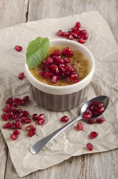 Creme brulee with pomegranate seed — Stock Photo, Image
