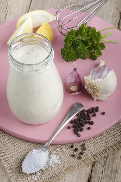 Huisgemaakte knoflook dressing in een glas — Stockfoto