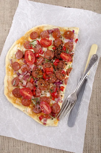 Spaanse tarte flambee met chorizo — Stockfoto