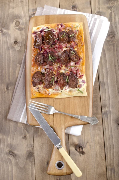 Hungarian tarte flambee with kolzbasz — Stock Photo, Image