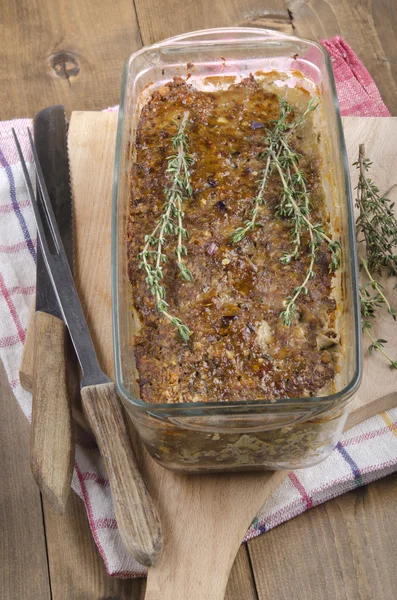 Polpettone al forno in una casseruola di vetro — Foto Stock