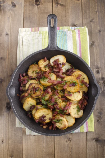 Fried organic potatoes with fat bacon — Stock Photo, Image