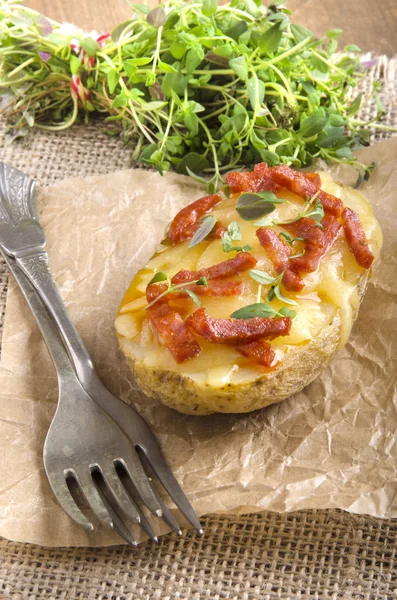 Batata assada com queijo e chouriço — Fotografia de Stock