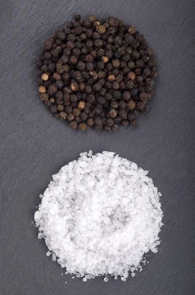 Black pepper and coarse salt — Stock Photo, Image