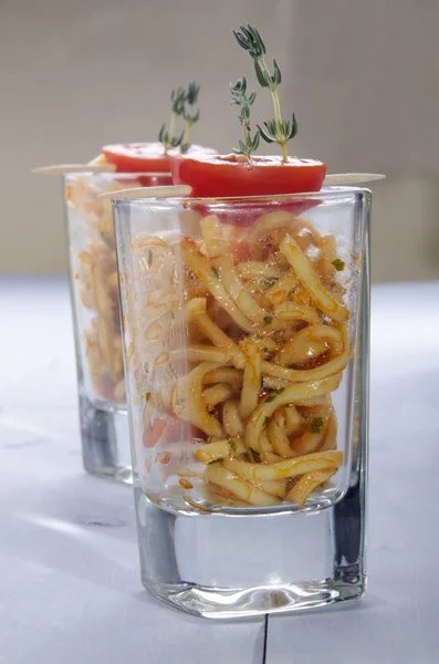 Aperitivo de fideos chile dulce en un vaso de chupito — Foto de Stock