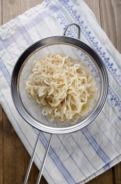 Στιγμιαία noodles σε ένα σουρωτήρι — Φωτογραφία Αρχείου