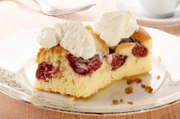 Gâteau avec garniture aux fraises et crème fouettée — Photo