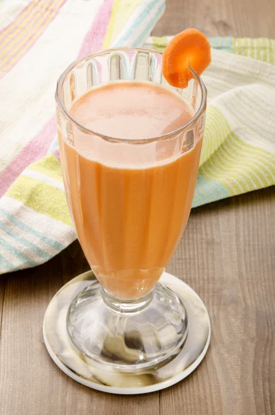 Egészséges szerves sárgarépa és fehérrépa koktél — Stock Fotó
