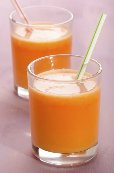 Cenoura e smoothie nabo em um copo de tiro — Fotografia de Stock