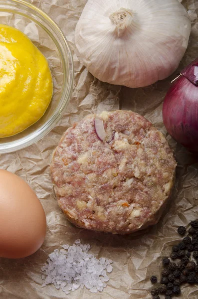 Rohe Rissole auf braunem Papier — Stockfoto